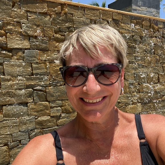 Meet your Posher, Laura - Picture 3 of 4